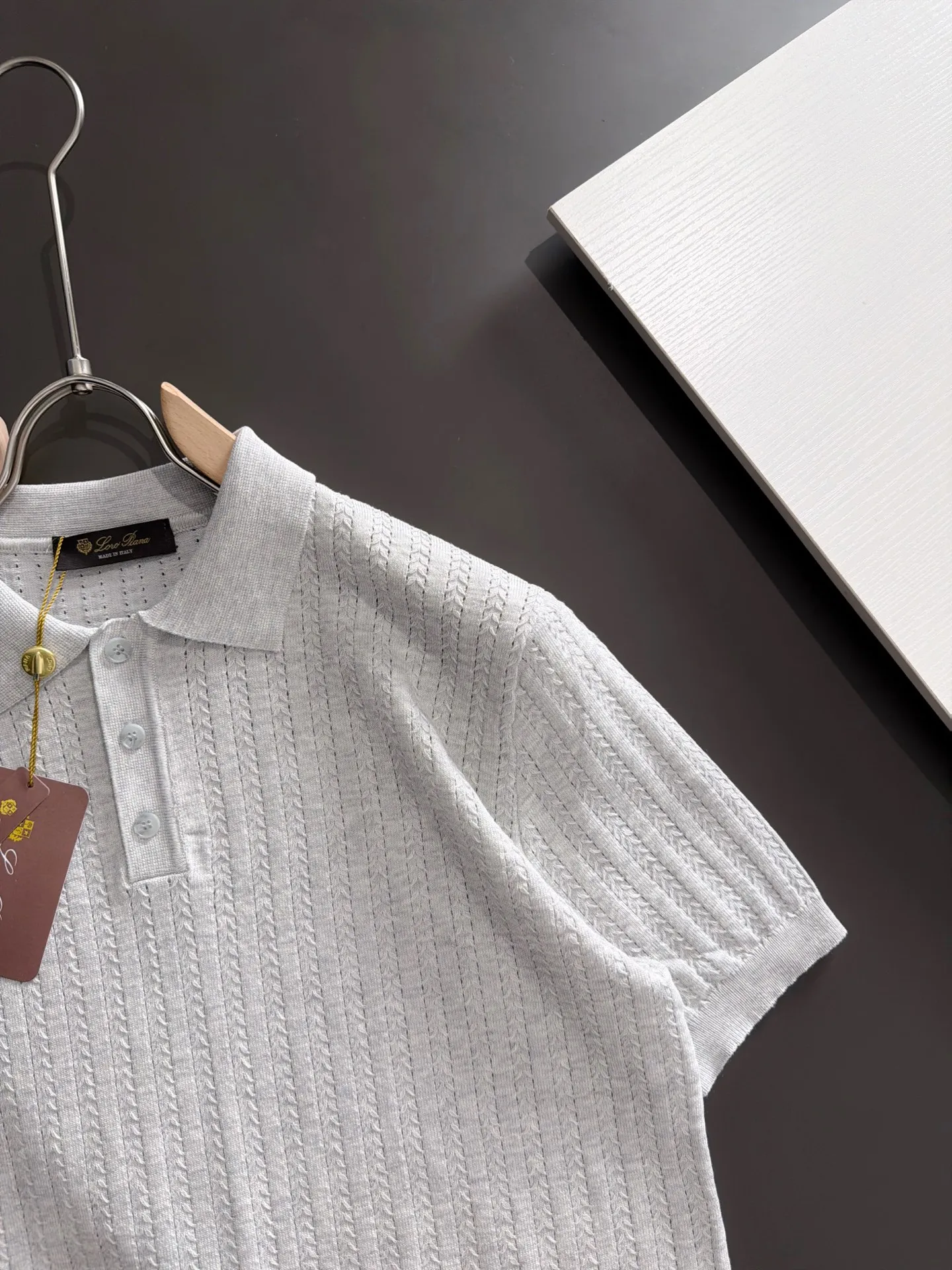 Next day shipment LP high quality Loro Piana 26ss New Arrival men's short-sleeved T-shirt Made of combed cotton yarn knitted cotton fabric, no pressure when entering and exiting the counter Exclusive control of raw materials It feels substantial when weighed, and the upper body is more textured than ordinary T-shirts. This texture can cope with the weather easily and is suitable for both hot and cold! Loose fit design, looks noble. The only correct version is available Size: M to XXXL